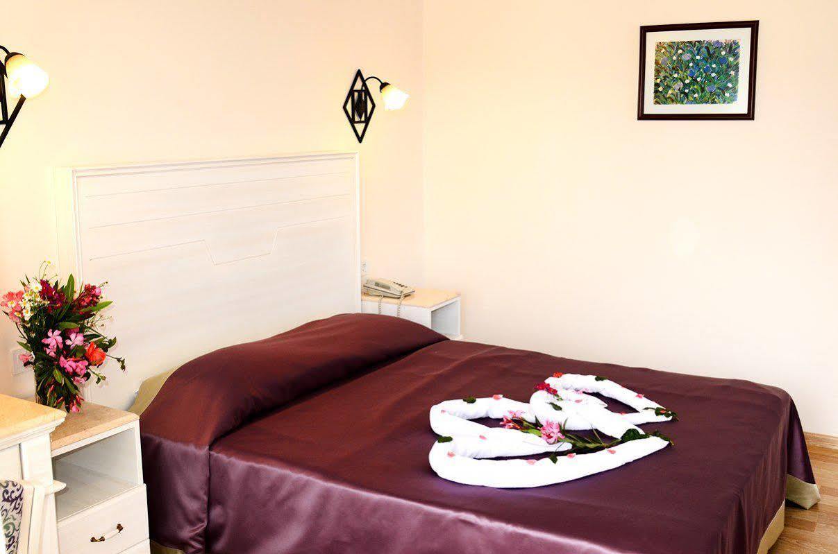 Hotel Ozcelik à Kusadası Extérieur photo